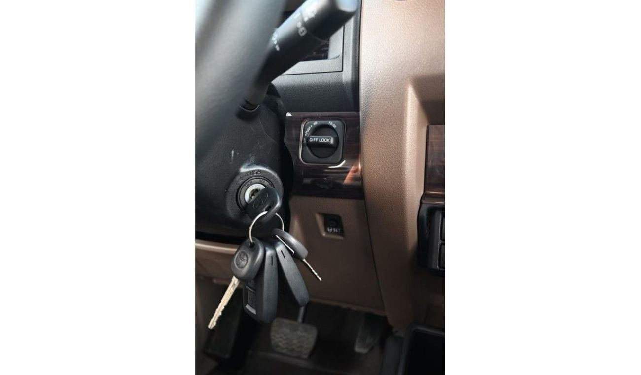 تويوتا لاند كروزر 70 DLX 2.8L DIESEL AUTOMATIC 4X4