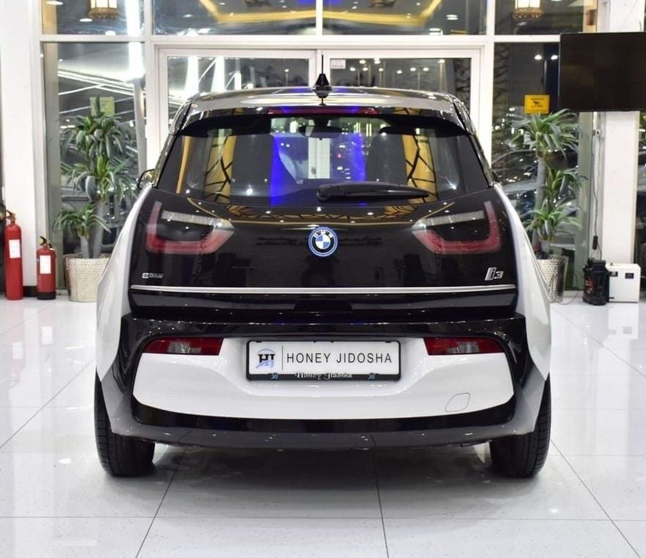 بي أم دبليو i3 EXCELLENT DEAL for our BMW i3 eDrive ( 2019 Model ) in White & Black Color GCC Specs