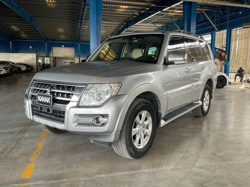 ميتسوبيشي باجيرو GLS Midline w/sunroof | National Day Celebration | شامل الضمان | 0 ﺪﻔﻋﺓ ﺃﻮﻟﻯ