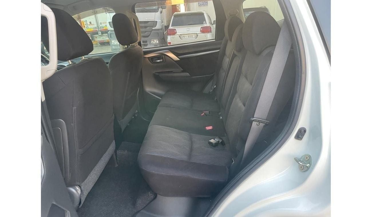 ميتسوبيشي باجيرو Diesel 2.4 Liter Right Hand Drive Automatic 4WD T.V Back Camera