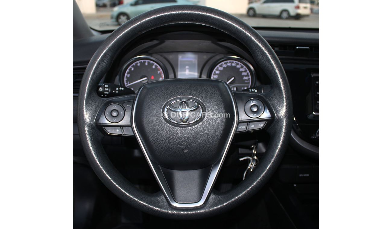 Toyota Camry S Toyota camry 2019 white excellent condition without accident