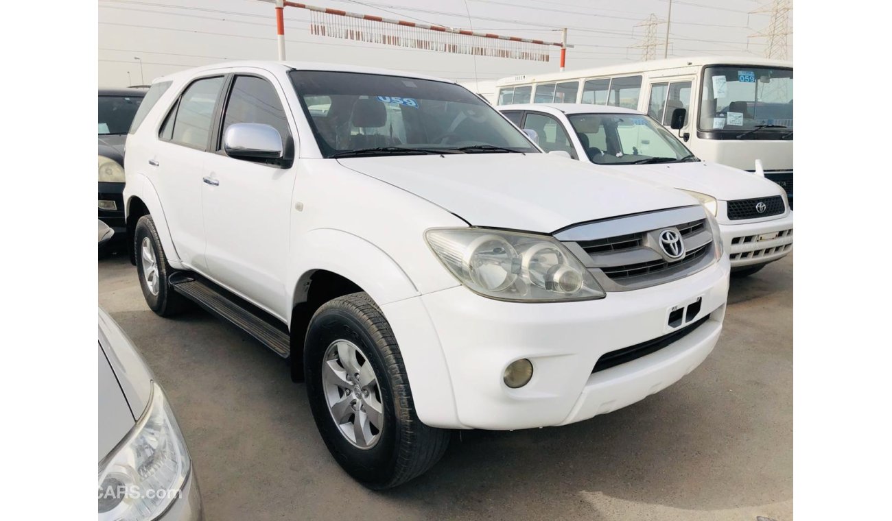 Toyota Fortuner 2.7L PETROL-ALLOY WHEELS-DVD-CLEAN INTERIOR-MINT CONDITION-GCC RTA PASSED-LOT-632