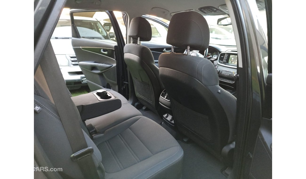 Kia Sorento 2017 model, turbo, cruise control, sensor wheels, camera screen, in excellent condition