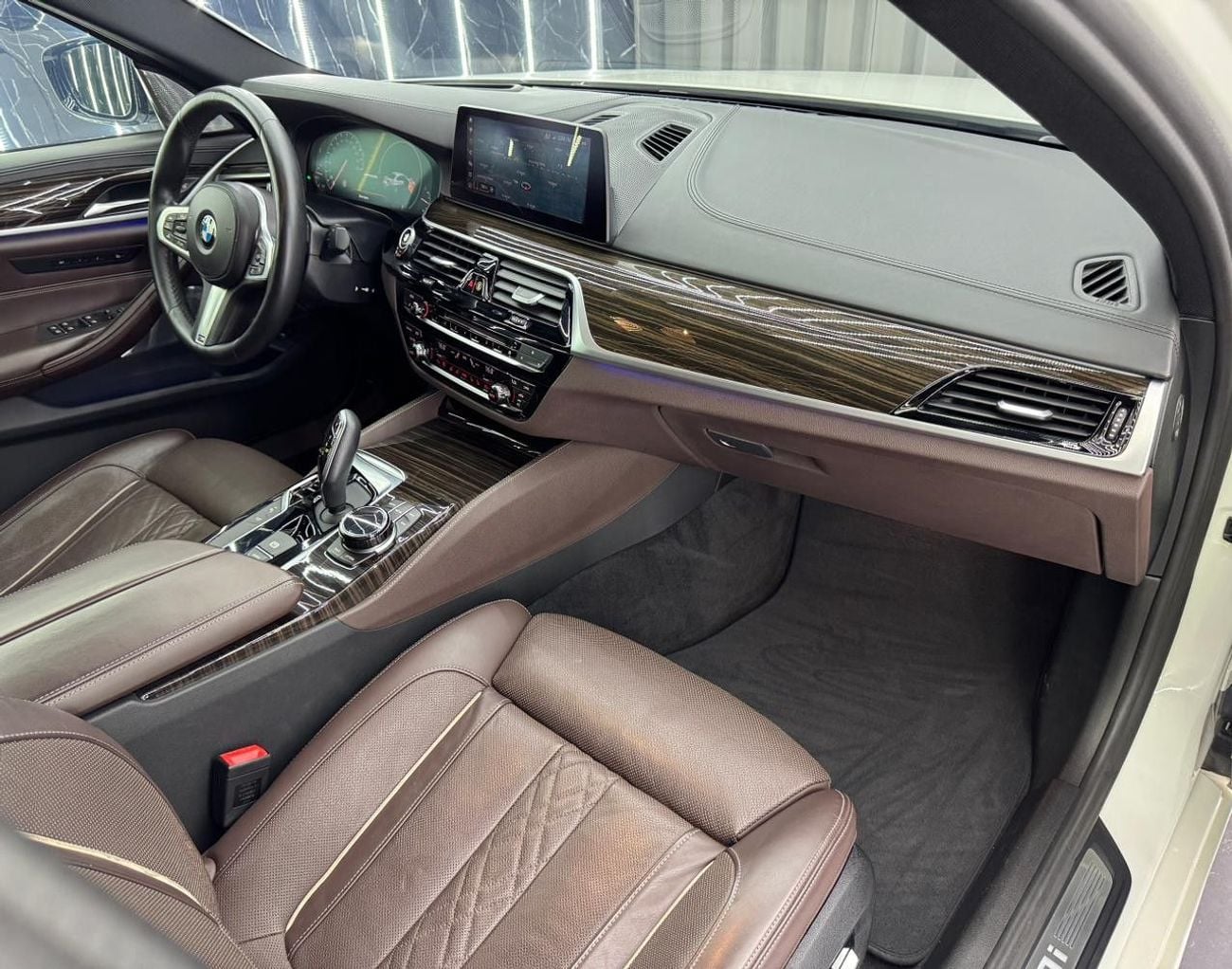 بي أم دبليو M550i STD 4.4L