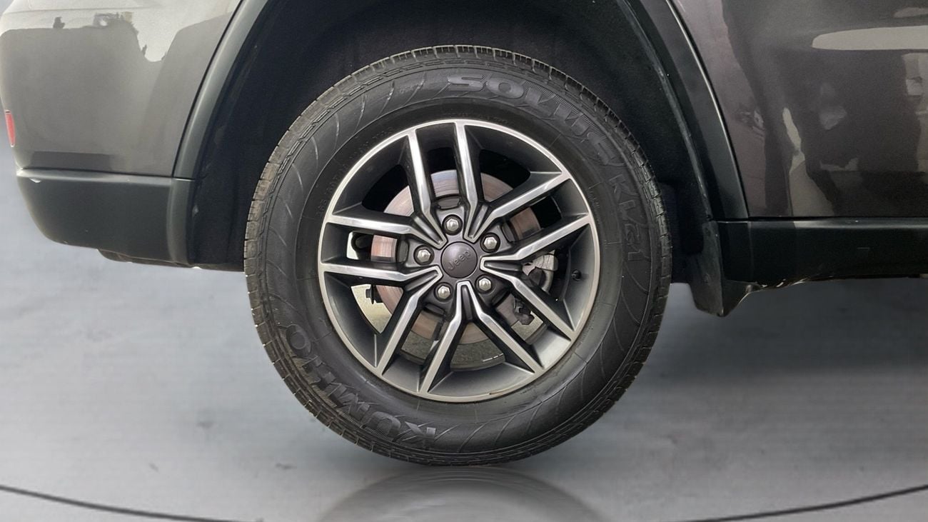 جيب جراند شيروكي Laredo | upto AED 20,000 Ramadan Discount | شامل الضمان | 0 ﺪﻔﻋﺓ ﺃﻮﻟﻯ