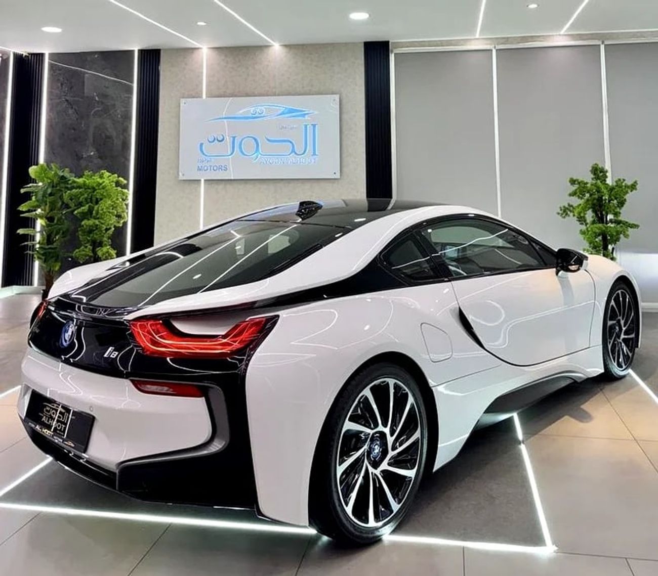 بي أم دبليو i8 ELITE || GCC II FULLY LOADED || ACCIDENT FREE || VERY LOW MILEAGE || F.S.H