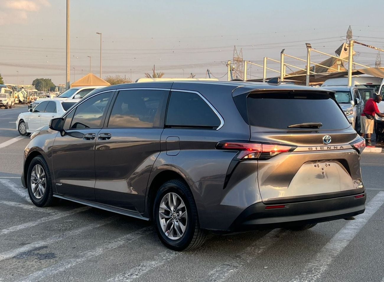 Toyota Sienna LE (NON GCC) 2021 Toyota Sienna Hybrid 2.5L V4 - 7 Seater Doors Full Auto With Radar -
