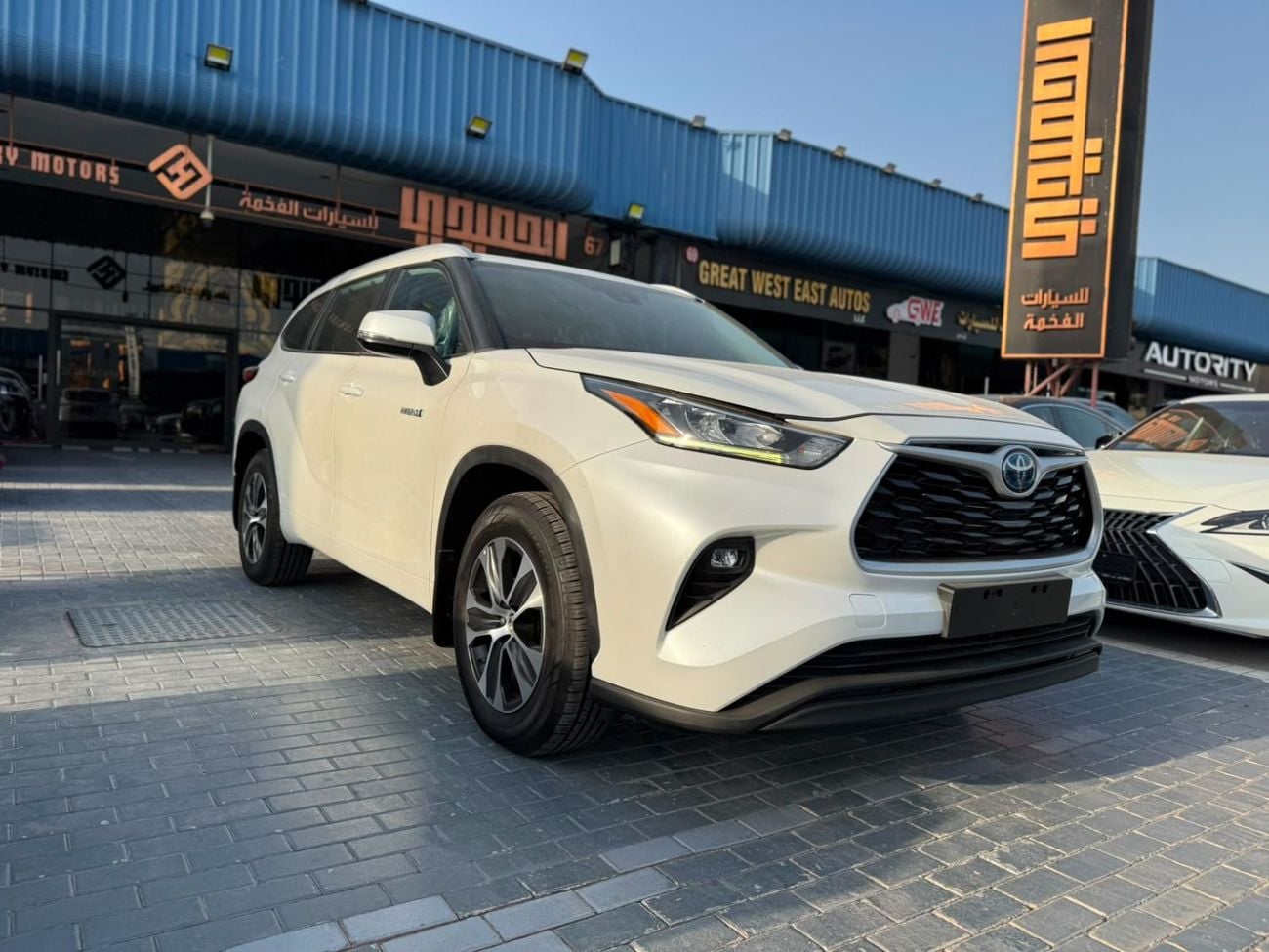 تويوتا هايلاندر TOYOTA HIGHLANDER GLE HEV - A/T . Hybrid . SUV . 4X4 . 7 Seats . 2023 Model