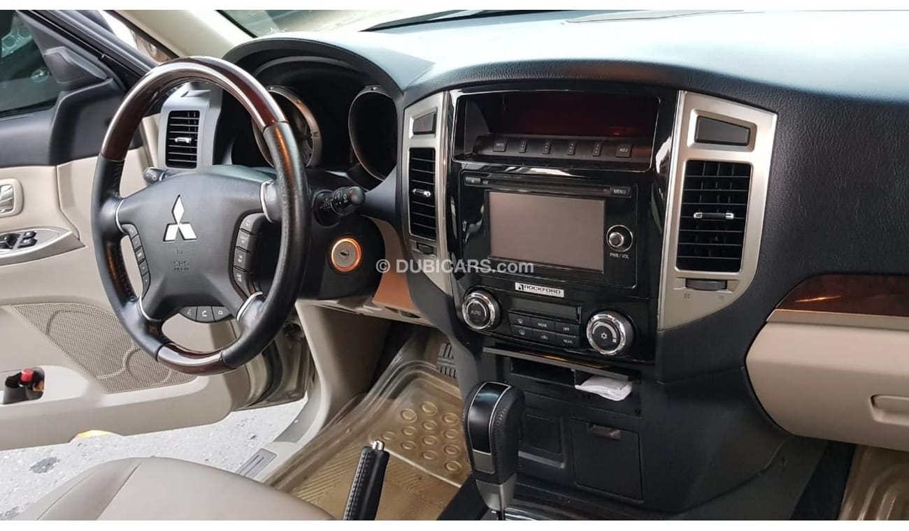 ميتسوبيشي باجيرو موديل 2017 خليجي فل مواصفات فتحه سقف وكراسي جلد ومثبت سرعه وتحكم كهربي كامل ونظام صوت ممتاز وكاميرا 