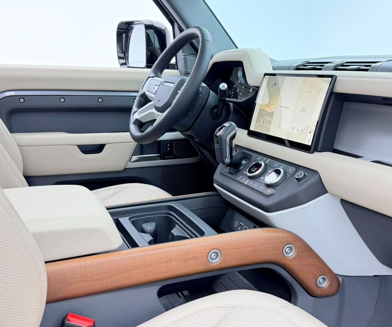 لاند روفر ديفندر 110 2024 Land Rover Defender 110 SE P300, Sept/2029 Warranty, Nov/2029 Service Package, Full Service His