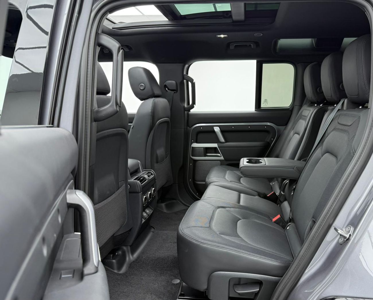 Land Rover Defender P300 110 SE 2.0L (5 Seater) 2024 Land Rover Defender SE P300 110, 2028 LR Warranty, Very Low Km, Ful