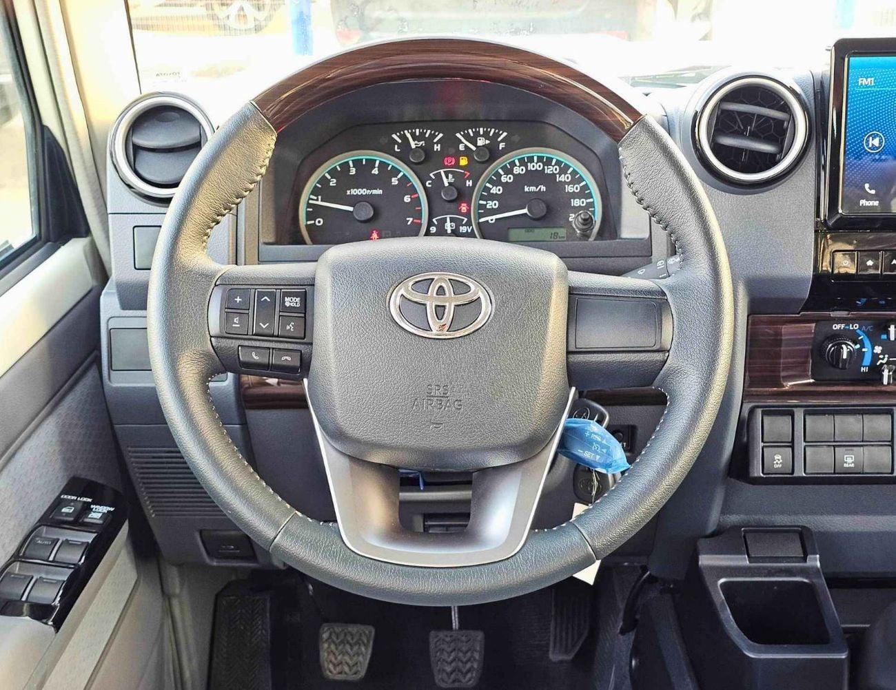 تويوتا لاند كروزر 70 70 LC76 LX / HIGH OPTION, 4.0L PETROL V6, M/T, WOOD,STEERING / WINCH SNORKEL (CODE # 69084)