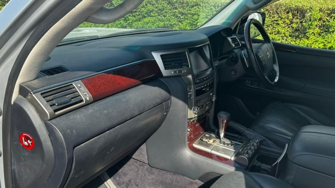 لكزس LX 570 Petrol 5.7 Liter Right Hand Drive Automatic Gear T.V With 4 Cameras