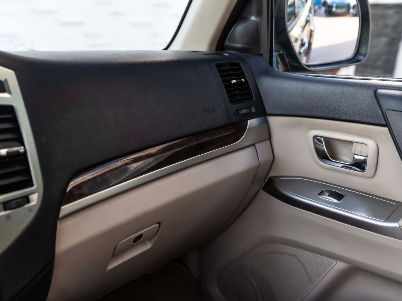 ميتسوبيشي باجيرو GLS Base 3.5L (7 Seater)