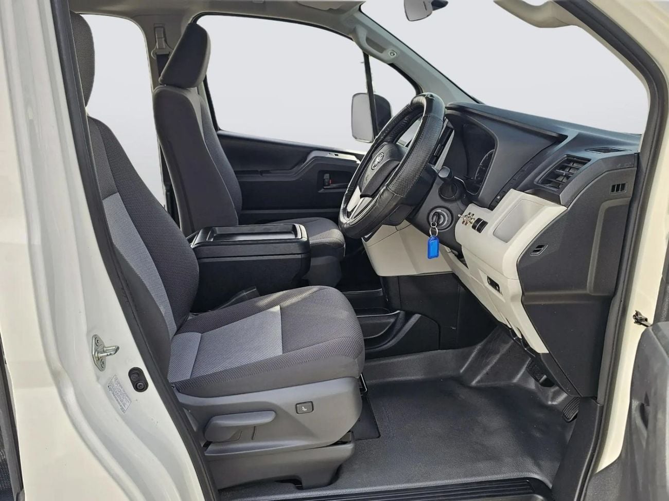 Toyota Hiace High-roof passenger Van DSL 2.8L Diesel Engine Automatic Gear 2WD 11 Deats 5 Doors