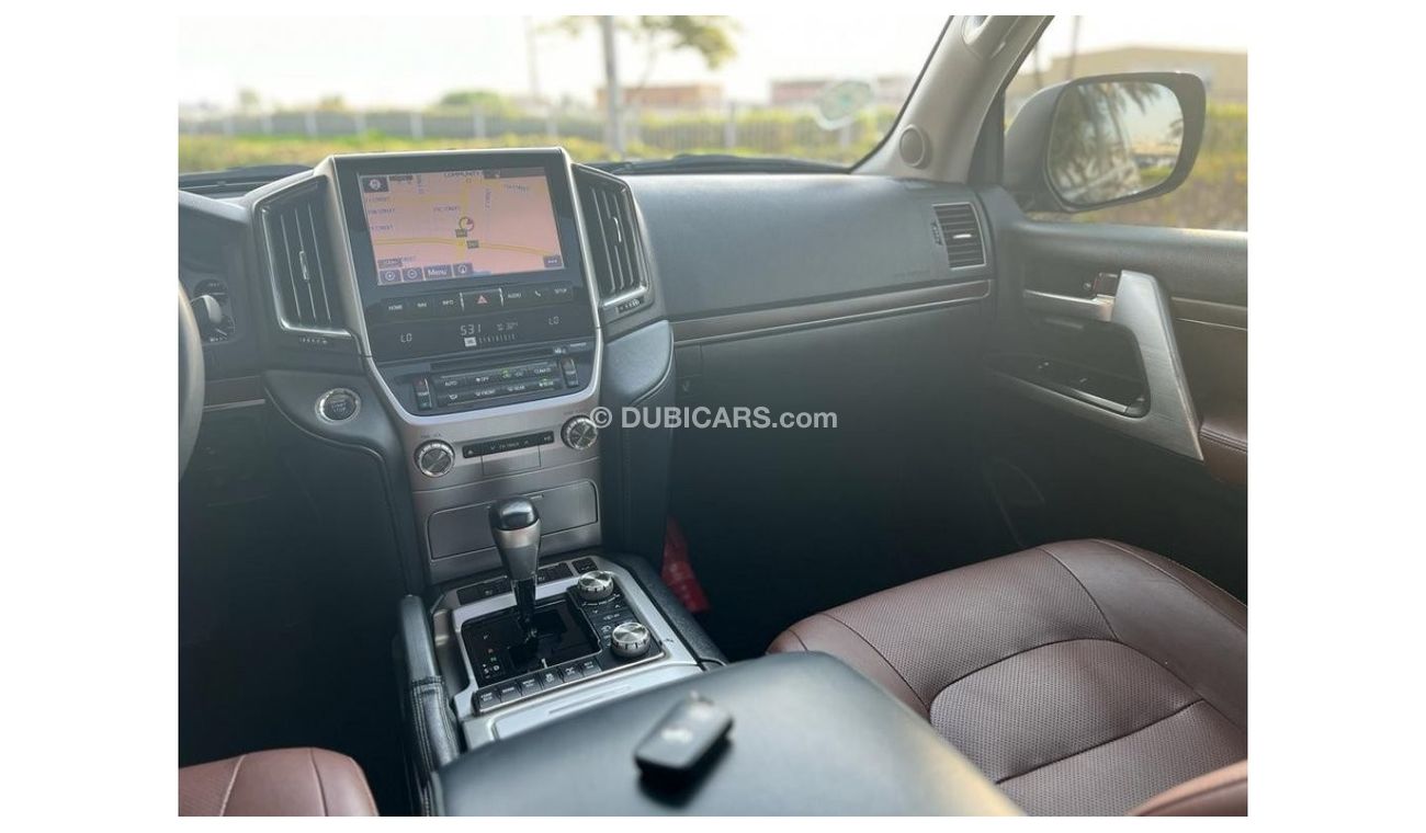 Toyota Land Cruiser TOYOTA LAND CRUIZER 2017 GCC VXR 5.7 TOP OF RANGE ORIGINAL PAINT FULL SERVICE HISTORY