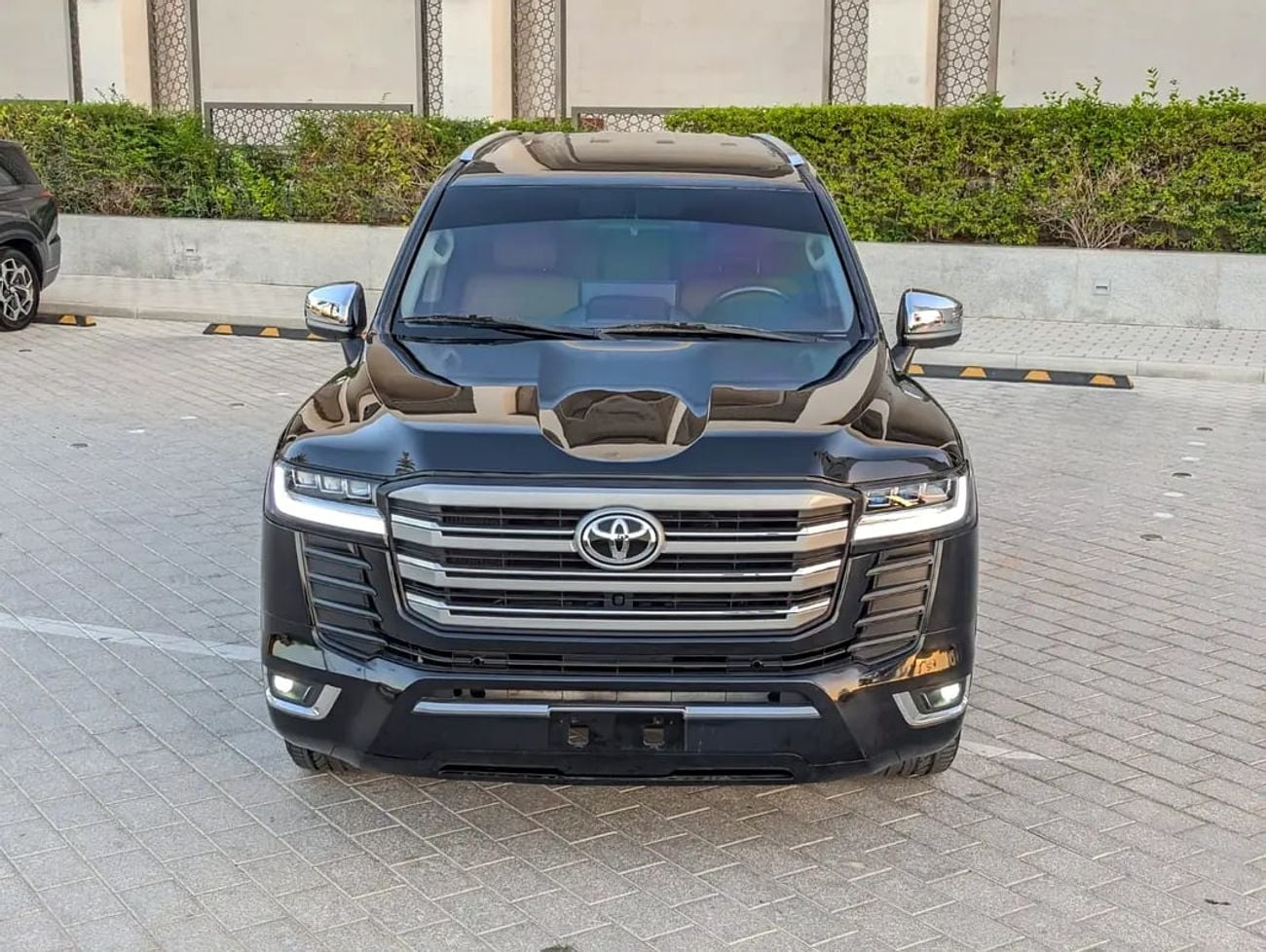 Toyota Land Cruiser GXR FACELIFTED WITH INTERIOR AND EXTERIOR GCC V6 IN EXCELLENT CONDITION