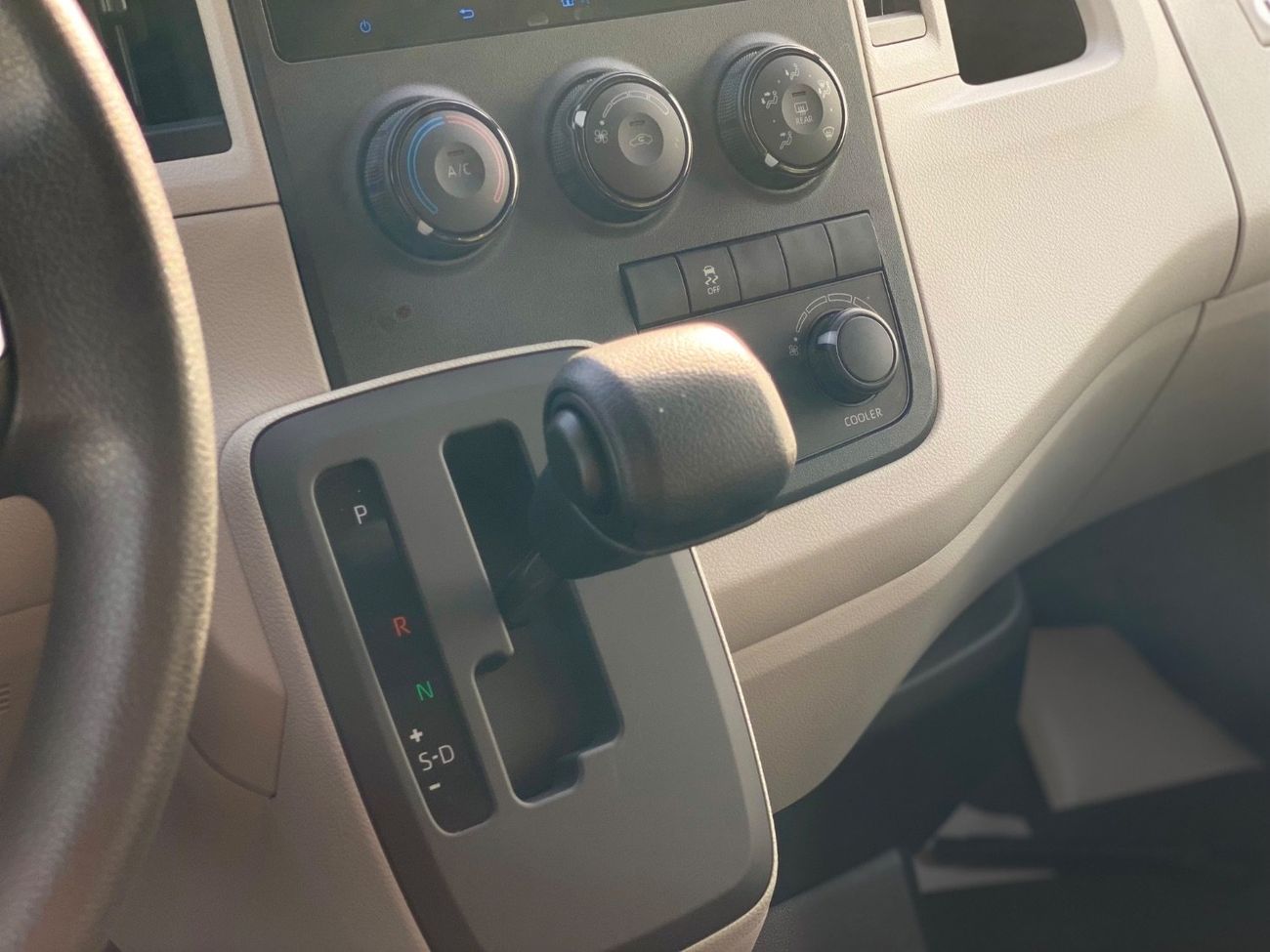 تويوتا هاياس DLS -High Roof Commuter 2.8L A/T