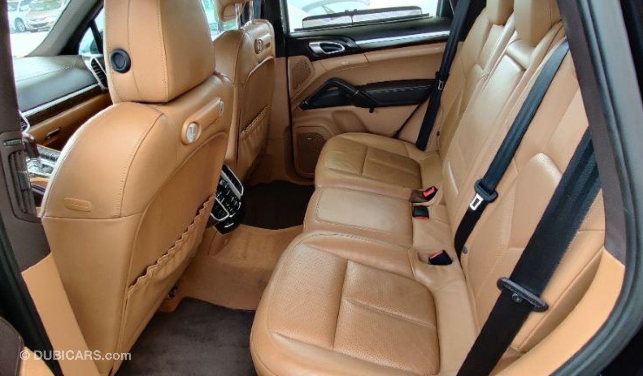 Porsche Cayenne 2013 model full options GCC specs service history available