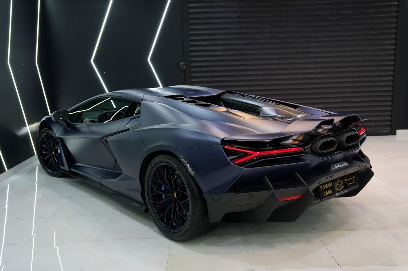 لامبورغيني ريفويلتو Standard Carbon Fiber Interior, Hybrid V12, 700 KM Only, Dealer Warranty!!