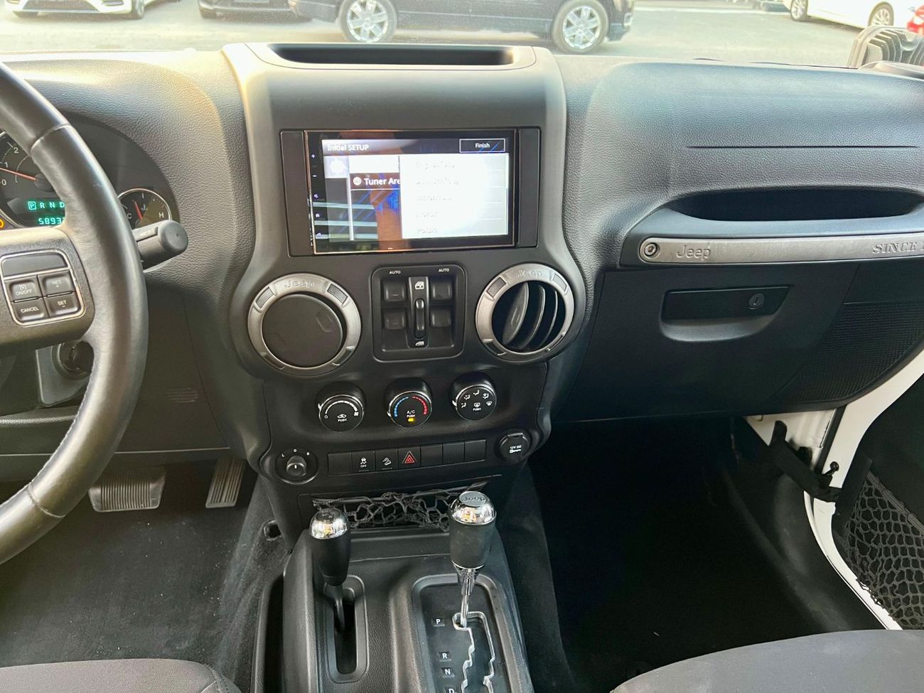 جيب رانجلر Sahara 3.6L A/T (5 Seater) warranty one year bank financie available