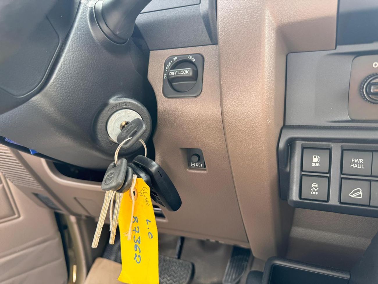 تويوتا لاند كروزر بيك آب 79 SC 4.0L PETROL AUTOMATIC  TRANSMISSION ( FOR RE-EXPORT ONLY )