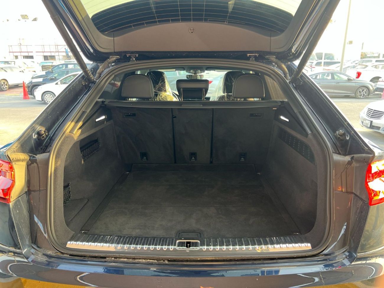 Audi Q8 2023-Audi Q8 55 TFSI Quattro-SLINE