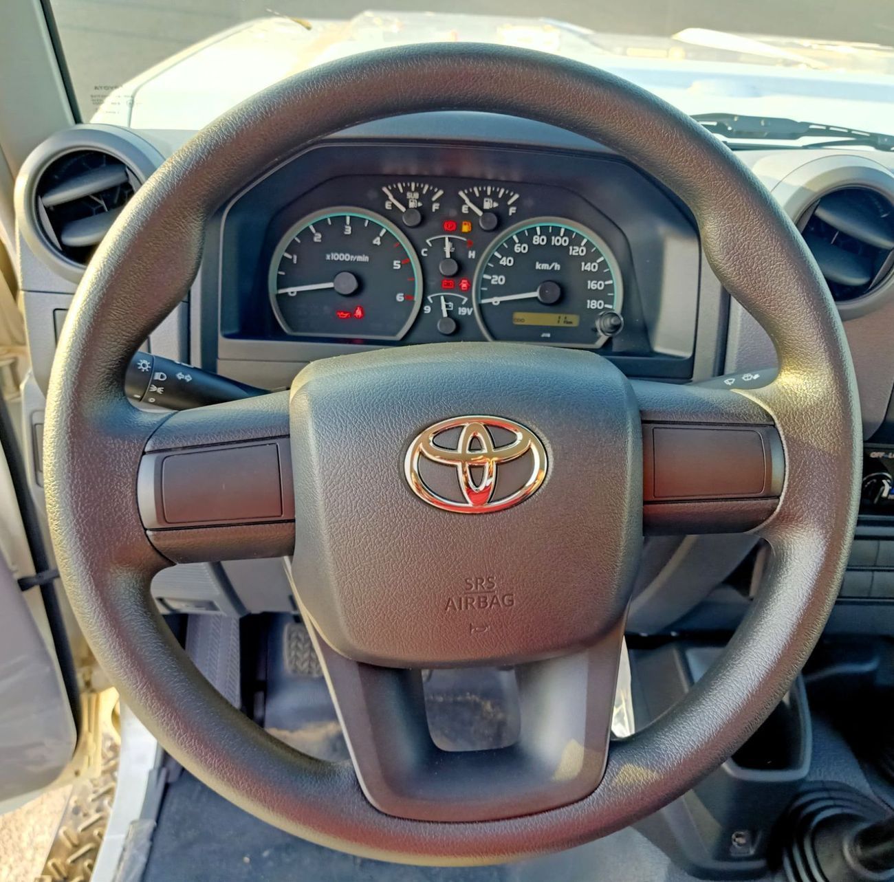 تويوتا لاند كروزر بيك آب Toyota land Cruiser pick up S.C Diesel 4.2L 6V M/T 4*4 basic white color 2025 With No Restrictions