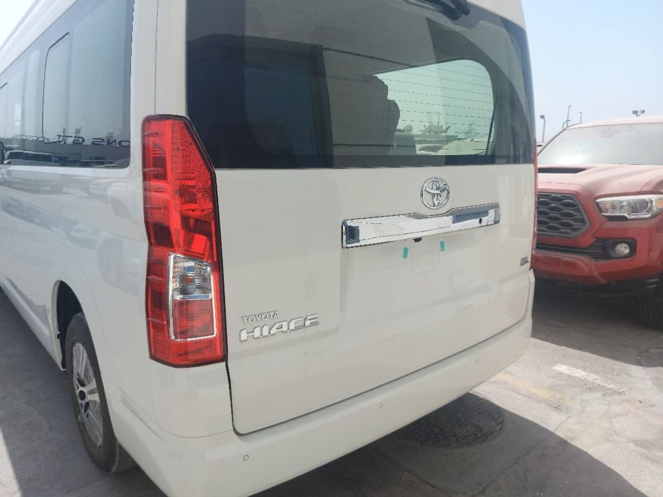 Toyota Hiace 2.8L DIESEL HIGH ROOF 13 SEATER MANUAL TRANSMISSION