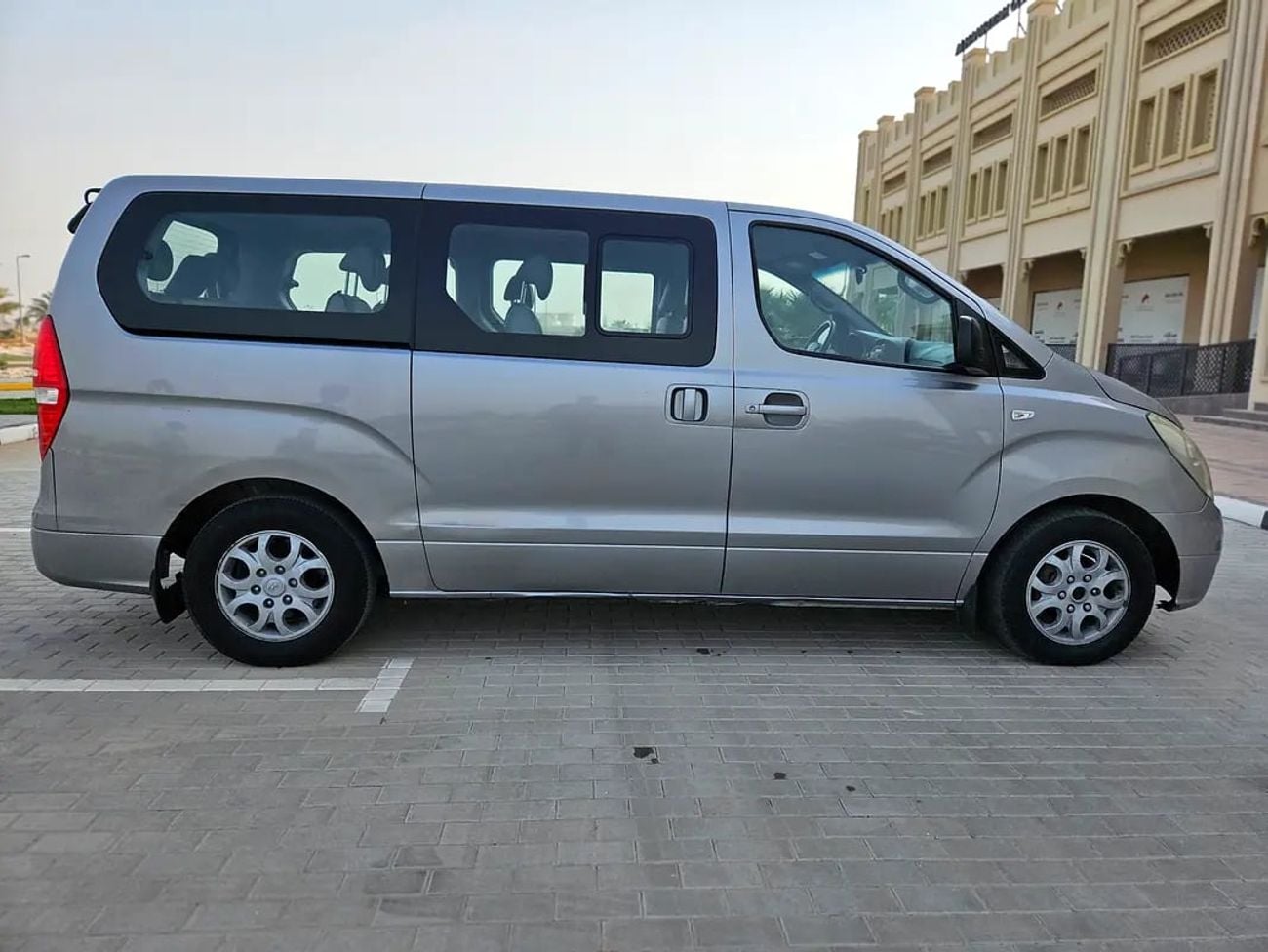 هيونداي جراند ستاريكس DIESEL Full Automatic 12 Leather Seats Complete Condition With Low KM