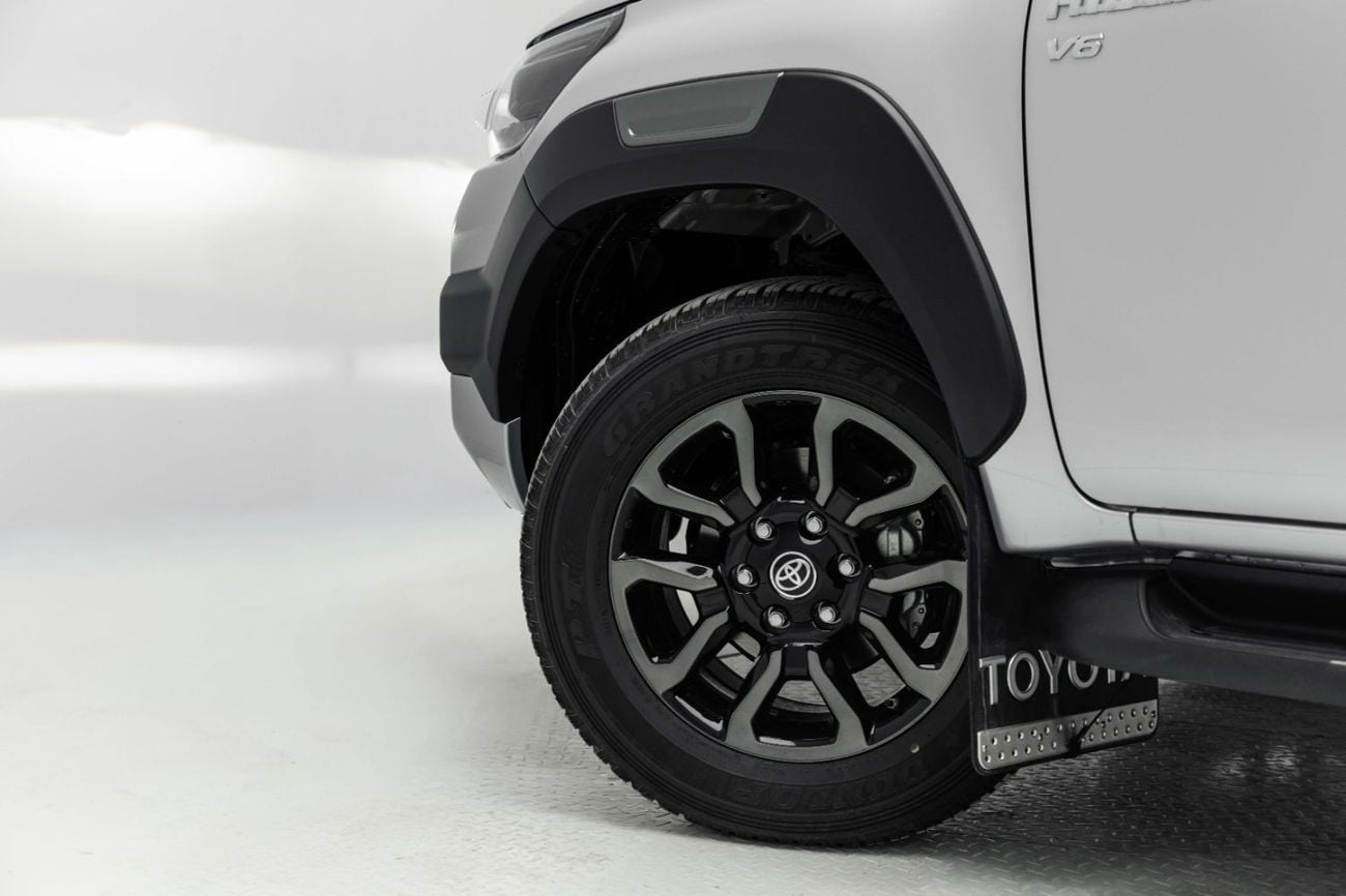 تويوتا هيلوكس Adventure 4.0 - Silver Metallic Inside MLM Black | Export Only
