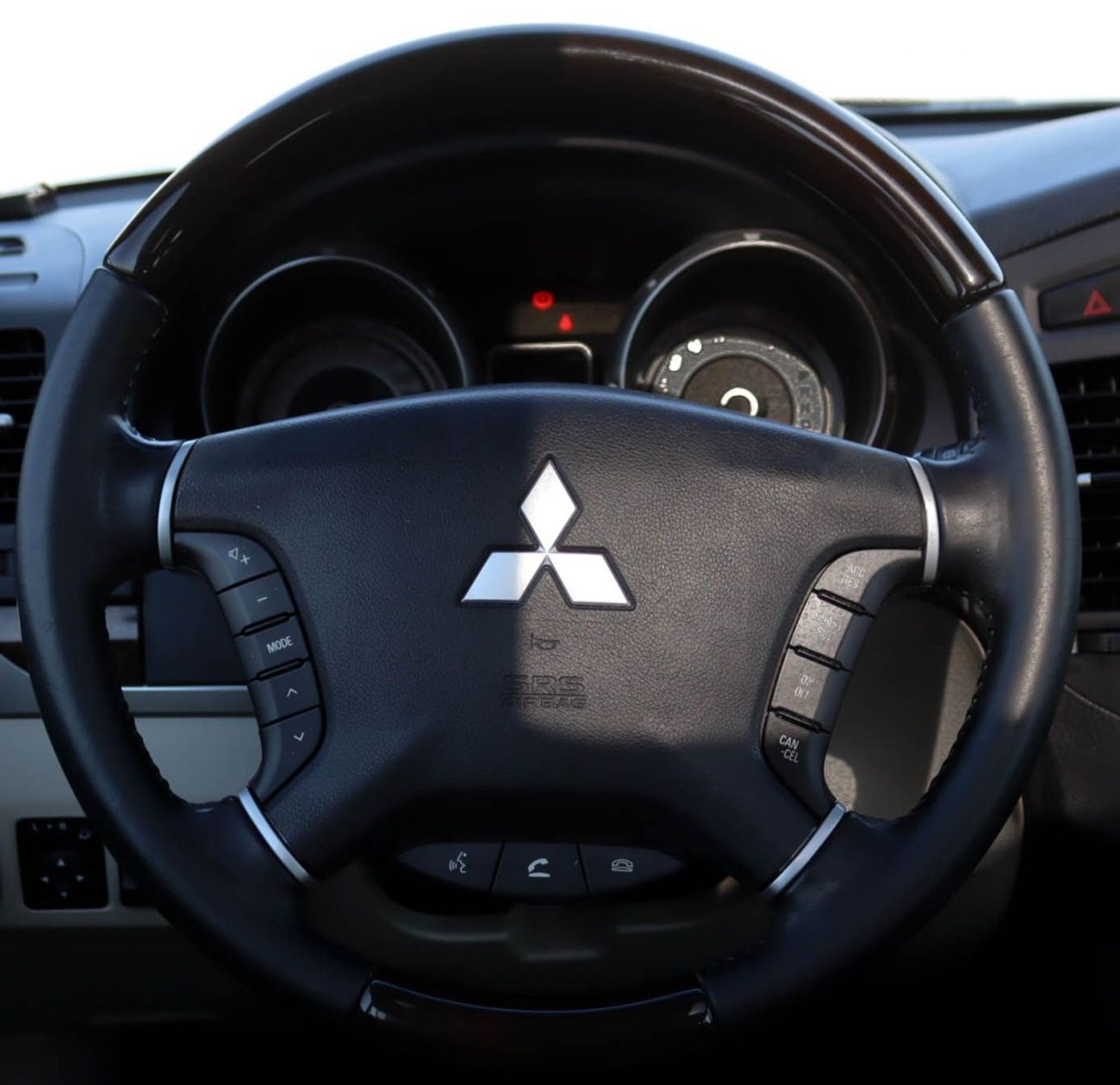 ميتسوبيشي باجيرو GLS 3.8L Mitsubishi Pajero 2014 3.8L full option v6 GCC accident-free in excellent condition