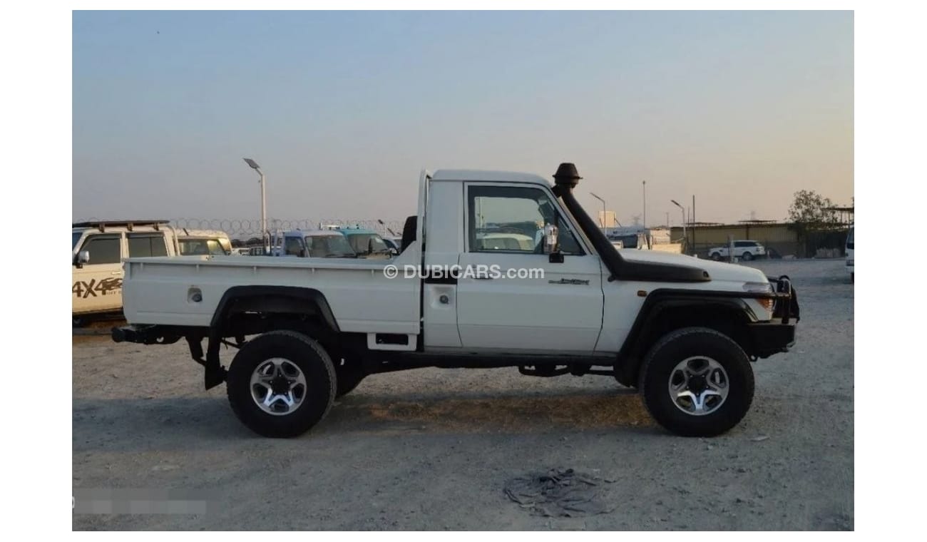 Used Toyota Land Cruiser Pick Up 2018 for sale in Dubai - 698342
