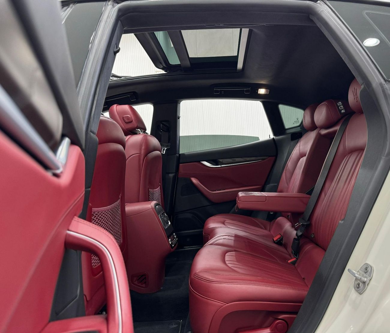 مازيراتي ليفونت Std 3.0L (350 HP) 2017 Maserati Levante, Warranty, Full Maserati Service History, Excellent Conditio