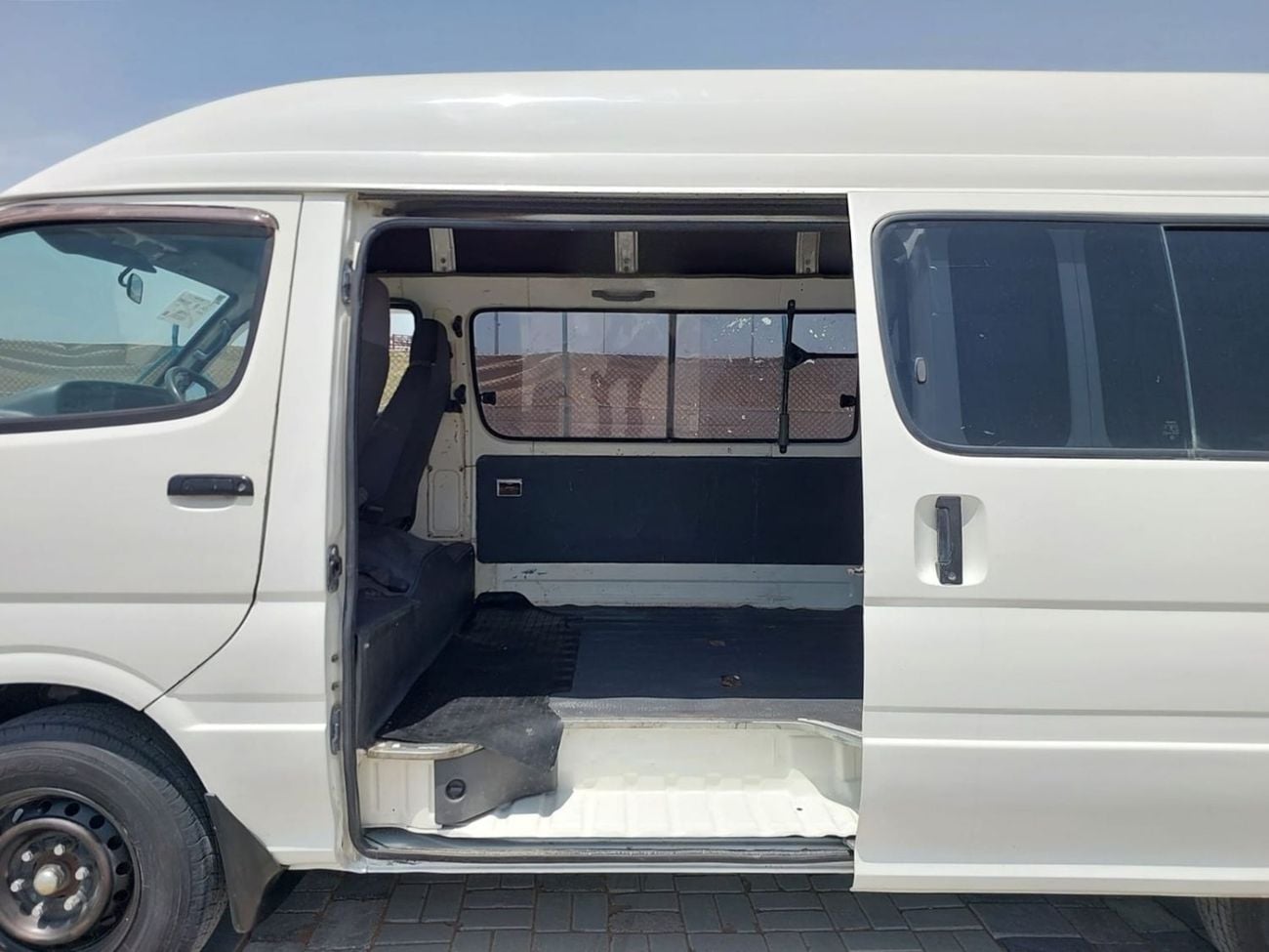 Toyota Hiace TOYOTA HIACE VAN RHD 2000 MODEL 3.0 L DIESEL AUTOMATIC(PM02207)