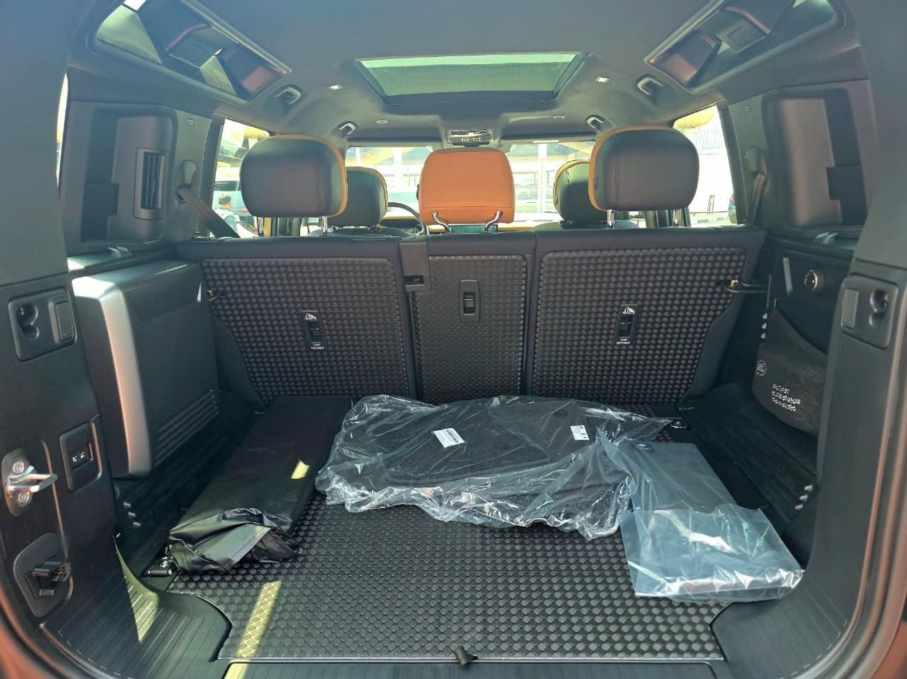 Land Rover Defender P400 90 X-Dynamic HSE 3.0L (5 Seater) X Dynamic HSE Under Warranty 2025 5 Seater