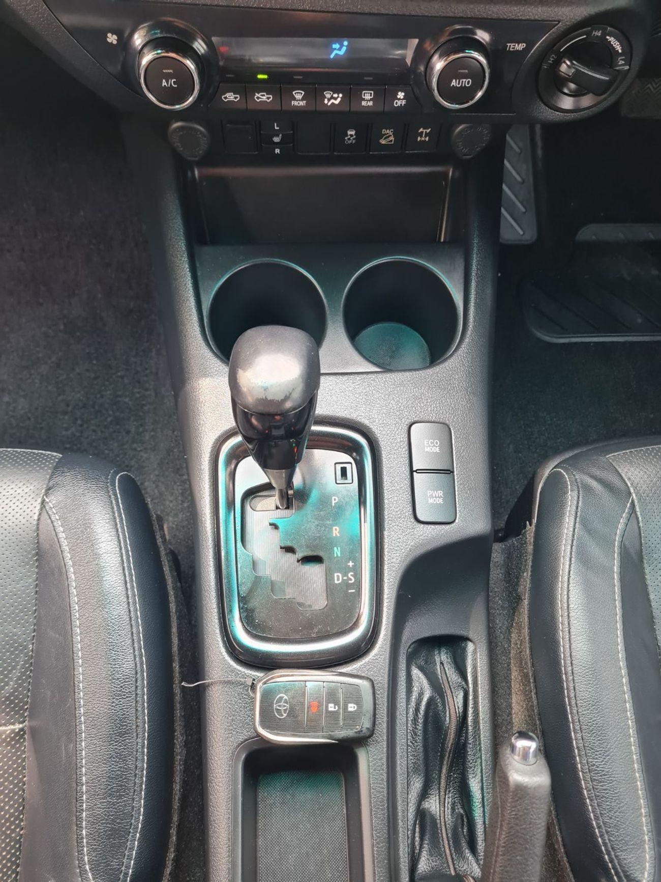 تويوتا هيلوكس TRD Double cabin 2.8L, perfect inside and outside