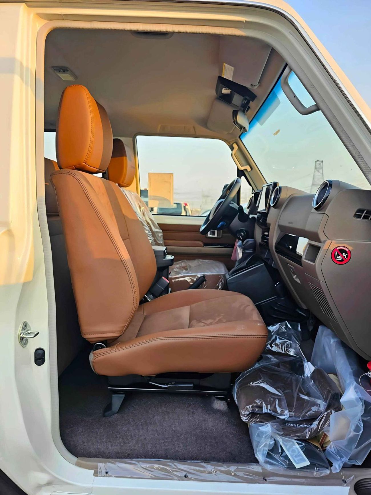 تويوتا لاند كروزر 70 LC71 / 3 DOOR / 4.0L PETROL / DIFF LOCK / WOOD STEERING / 4WD (CODE # 65064)