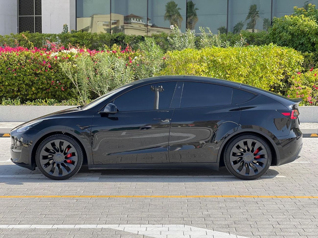 Tesla Model Y Tesla Model Y Performance  White Interior  Auto Pilot  2023 GCC  Under Warranty