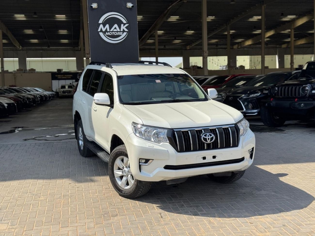 تويوتا برادو V6 4.0L / GCC / 4X4 / BIG SCREEN / FRIDGE / 7 SEATER / IN PERFECT CONDITION