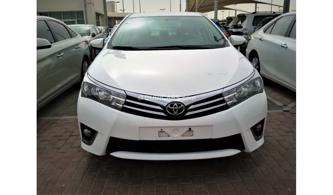 تويوتا كورولا 2015 ابيض خليجى 2.0 حالة ممتازة بدون حوادث بدون صبغ ماشية قليل