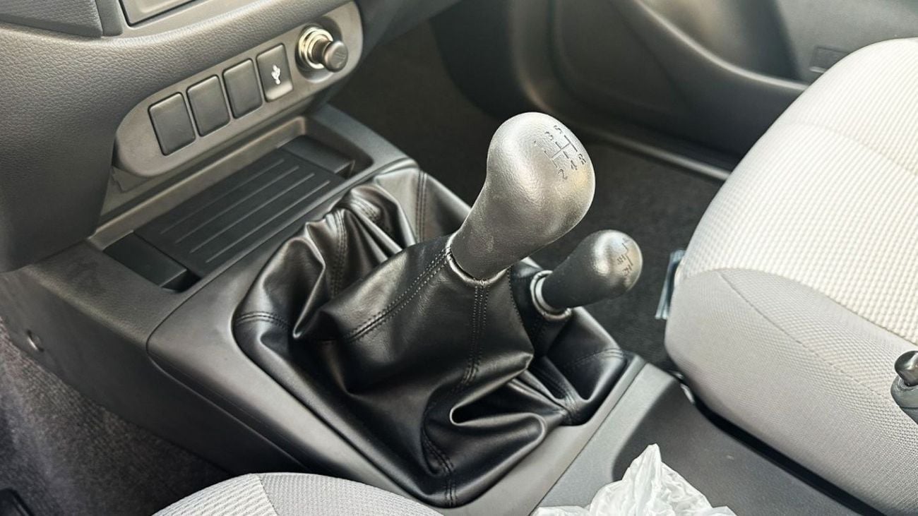 Mitsubishi L200 MITSUBISHI L200 2.4L P DC 4WD GLX 5MT (Export Only)