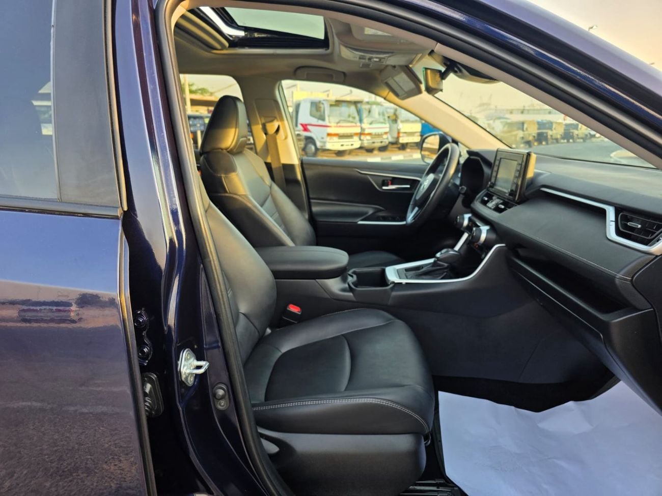 Toyota RAV4 XLE Premium Full option sunroof , Push button , Original leather seats and trunk automatic