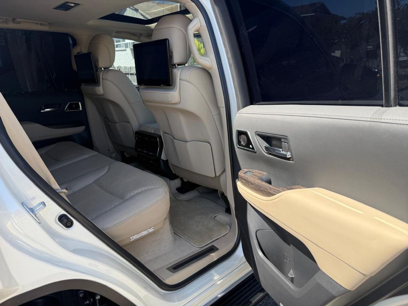 Toyota Land Cruiser DIESEL 3.3 LITER ,RIGHT HAND SAHARA ,BEIGE INTERIOR