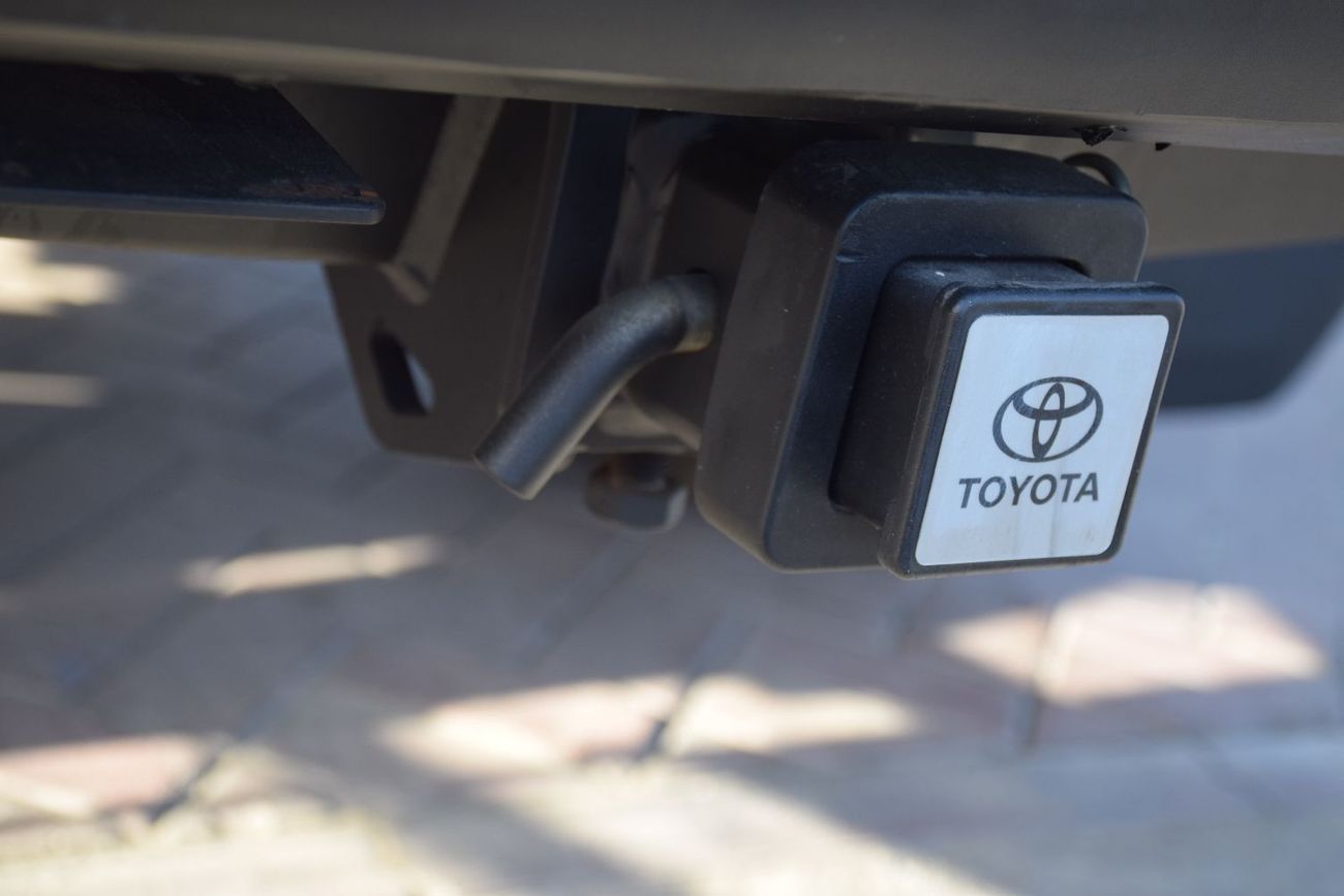 تويوتا هيلوكس 4X4 DIESEL 2.8L KING CAB (Export Only)