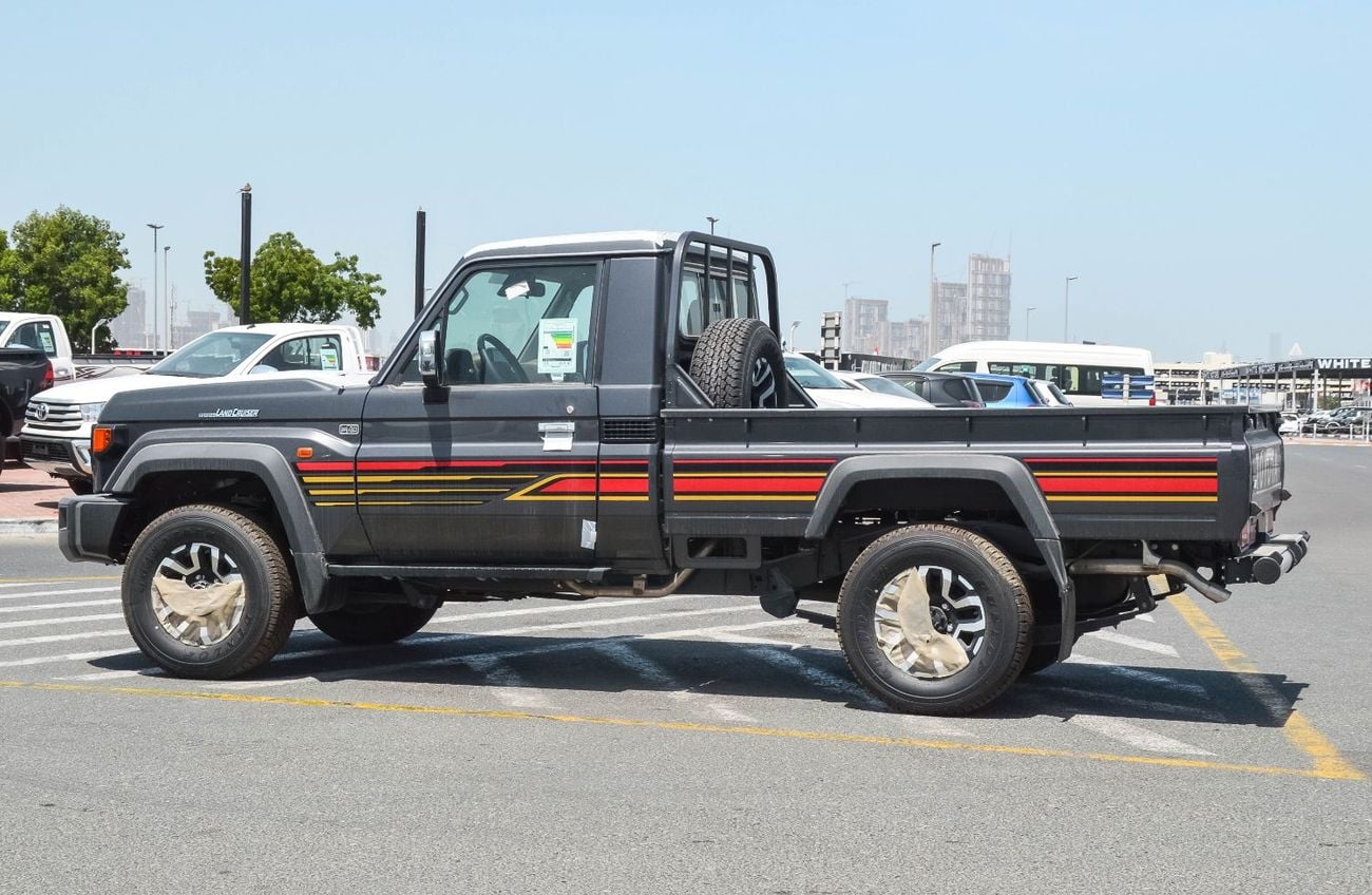 تويوتا لاند كروزر بيك آب TOYOTA LAND CURISER 79 4.0L 4WD PETROL SC PICKUP 2025