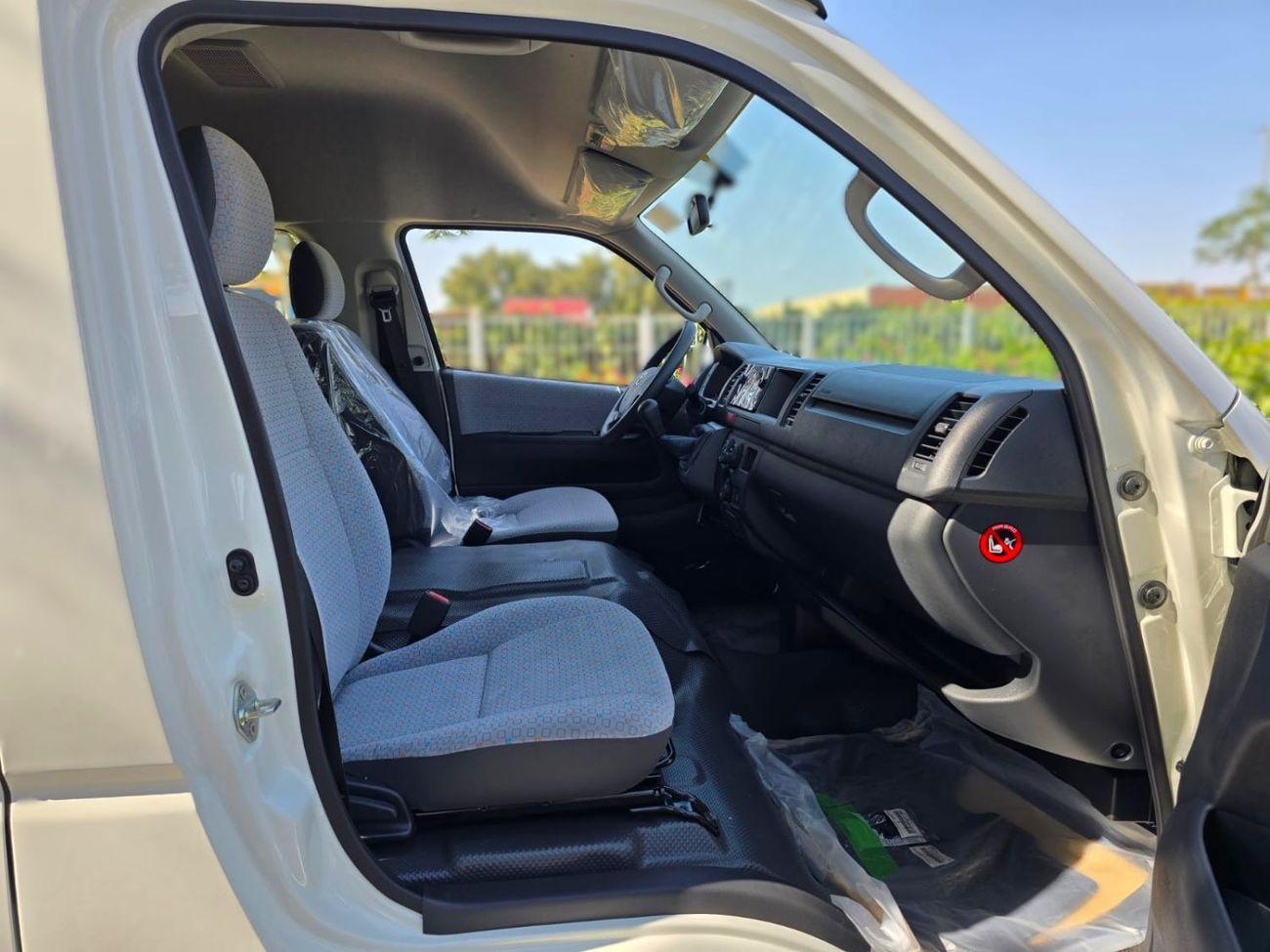 تويوتا هاياس Hiace 2.5L High Roof Diesel GL 2.5L 15-passenger