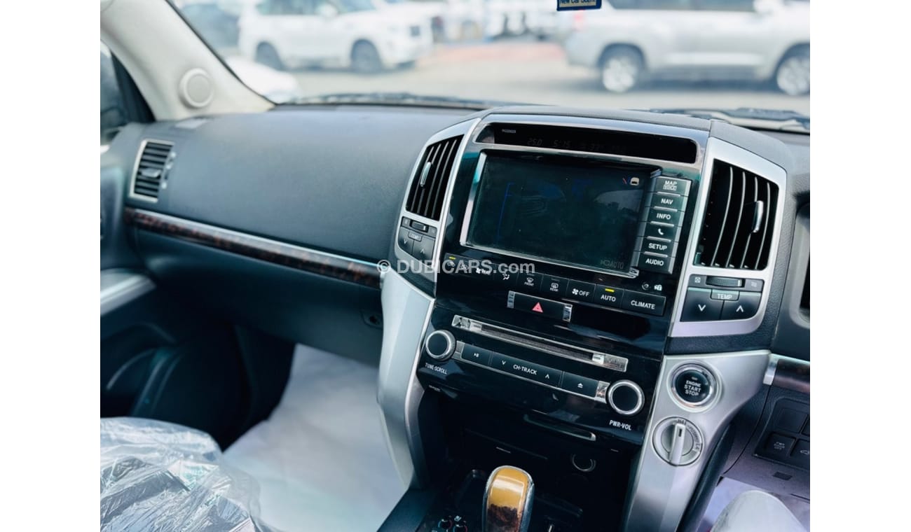 تويوتا لاند كروزر Sahara top of the range