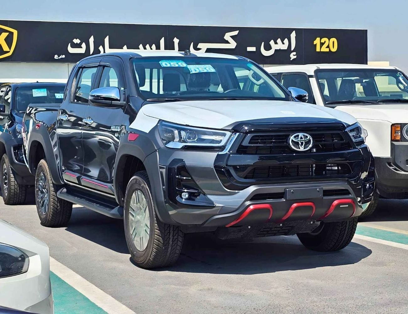 تويوتا هيلوكس SR5 TRD WOOD INTERIOR W VISOR / 4.0L PETROL V6 4WD / BLIND SPOT / DIFFLOCK / DVD+CAMERA (CODE # H6A)