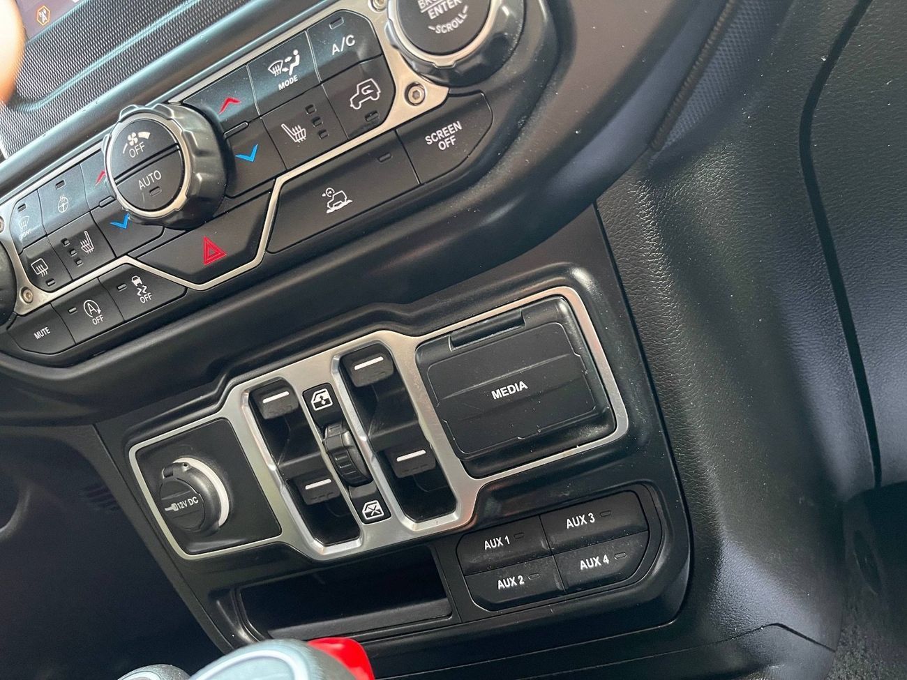 Jeep Wrangler Sport 3.6L M/T 3.6L V6 / LOW MILEAGE / HURRICANE LIFT KIT / LENSO RIMS / IN PERFECT CONDITION